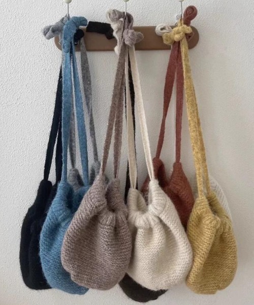 TONE SELECT GOODS（トーンセレクトグッズ）の「【urge select】シンプルデザイン ニット帽/ショルダーバッグ【2way/6色展開】（ニットキャップ/ビーニー・レディース・アイボリー/ブラック/ブルー/ブラウン/ボルドー/グレー・FREE）」の7枚目の写真