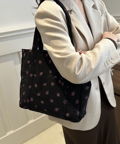 VIBGYOR（ヴィブジョー）の「urbanfemine./ストロベリーコーデュロイトートバッグ U7403（トートバッグ・レディース・ブラック/ホワイト/ブラウン/ピンク・FREE）」の6枚目の写真