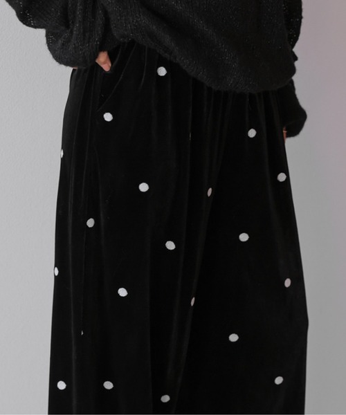 AMELY(エミリー)の「ドットデザインベロアワイドパンツ(その他パンツ・レディース・ネイビー/ブラック・フリー)」の4枚目の写真