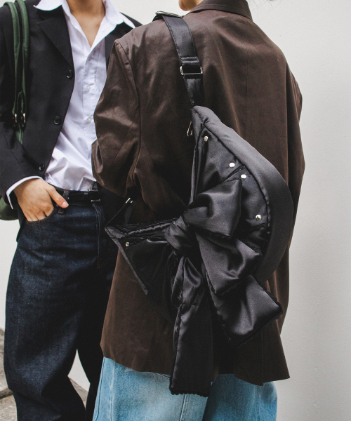 IUGAMAKARAS（イウガマカラス）の「Laced Ribbon Shoulder Bag (Black)（ショルダーバッグ・レディース・その他・FREE）」の6枚目の写真