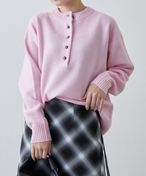 Lui's（ルイス）の「ウォッシャブルウールフロントボタンニット（ニット/セーター・レディース・チャコールグレー/ブラック/ピンク・FREE）」の3枚目の写真