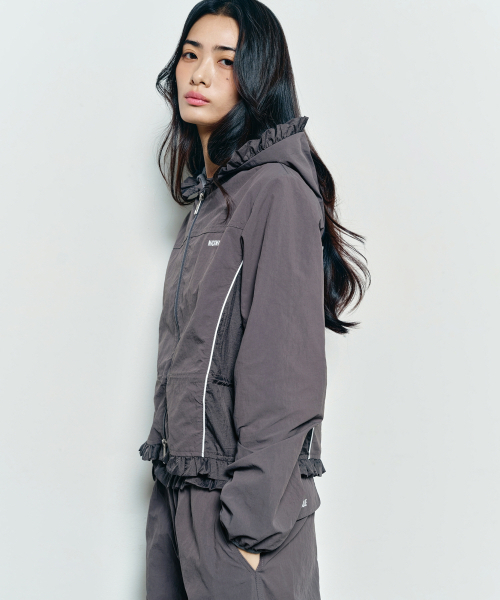 NICK&NICOLE(ニックアンドニコール)の「RUFFLE LACE HOOD JACKET_CHARCOAL(ナイロンジャケット・レディース・チャコール・FREE)」の2枚目の写真