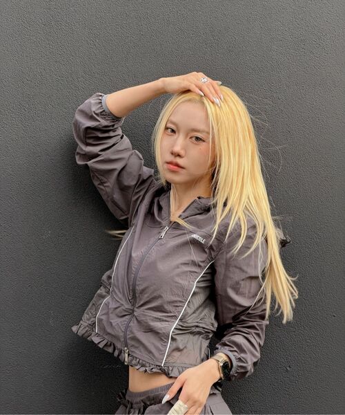 NICK&NICOLE(ニックアンドニコール)の「RUFFLE LACE HOOD JACKET_CHARCOAL(ナイロンジャケット・レディース・チャコール・FREE)」の6枚目の写真
