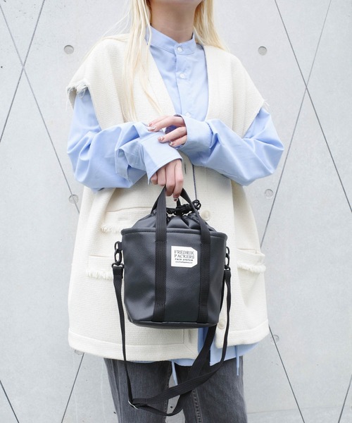 FREDRIK PACKERS(フレドリックパッカーズ)の「【FREDRIK PACKERS】DRAWSTRING MINI TOTE ECO LEATHER ドローストリング ミニ トート エコ レザー(トートバッグ・レディース・ブラック・FREE)」の1枚目の写真