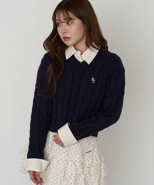 RAY CASSIN（レイカズン）の「シャツ襟ケーブルニット（ニット/セーター・レディース・グレー/ブラウン/ベージュ/ネイビー・FREE）」の4枚目の写真