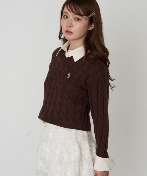 RAY CASSIN（レイカズン）の「シャツ襟ケーブルニット（ニット/セーター・レディース・グレー/ブラウン/ベージュ/ネイビー・FREE）」の2枚目の写真