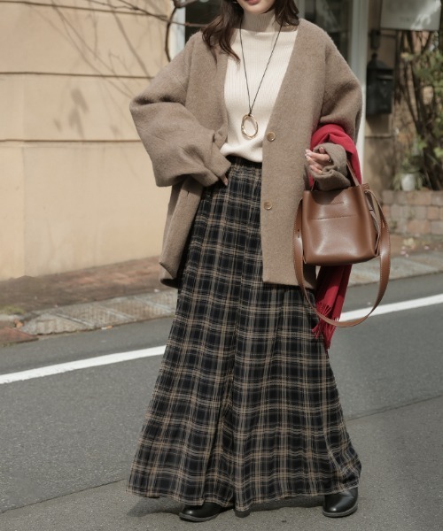 HUG.U(ハグユー)の「「まさかの裏起毛」 こっそり暖か シフォンワイドパンツ(その他パンツ・レディース・ブラック/ネイビー/イエロー/ブラウン・レギュラー丈/トール丈)」の10枚目の写真
