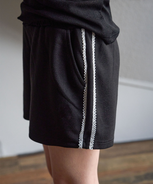 5OML(オーオーエムエル)の「トゥションレースショートパンツブラック(その他パンツ・レディース・ブラック・MEDIUM/LARGE)」の2枚目の写真