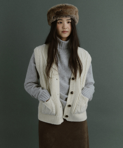 GRANDMA CABLE KNIT VEST (CREAM)