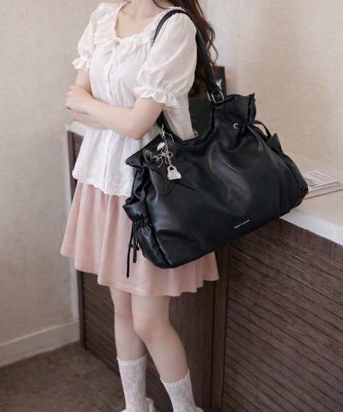 pyornim（ピョルニム）の「【お気に入り数2.3万突破★】【2WAY】【A4サイズ対応】【チャーム付き】フェイクレザー スターチャーム付き ショルダー ボストンバッグ（トートバッグ・レディース・ブラウン/レッド/ダークブラウン/ブラック・F）」の5枚目の写真