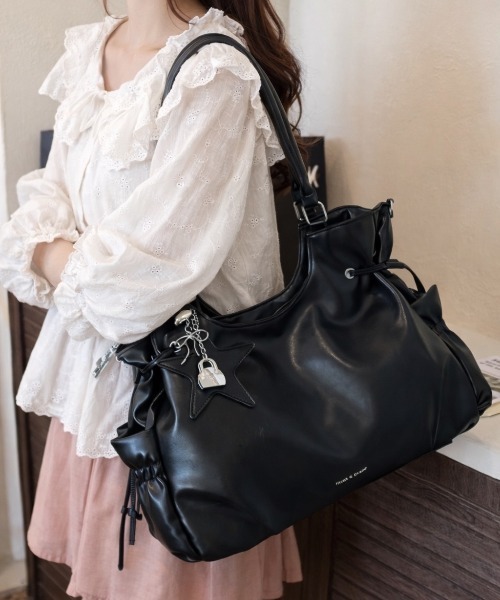 pyornim（ピョルニム）の「【お気に入り数2.3万突破★】【2WAY】【A4サイズ対応】【チャーム付き】フェイクレザー スターチャーム付き ショルダー ボストンバッグ（トートバッグ・レディース・ブラウン/レッド/ダークブラウン/ブラック・F）」の21枚目の写真