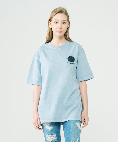 ICONOGRAPHY(アイコノグラフィー)の「PIGMENT EMBLEM SILICONE VOLUME PRINT RSBL(Tシャツ/カットソー・レディース・スカイブルー・MEDIUM/LARGE)」の5枚目の写真