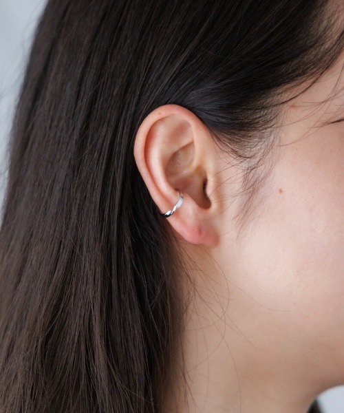 flower(フラワー)の「ツイステッドイヤーカフ(イヤーカフ・レディース・シルバー・FREE)」の1枚目の写真