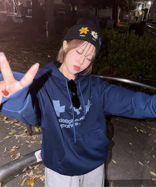 mydeepbluememories（マイディープブルーメモリーズ）の「SYMBOL LOGO GRAPHIC HOODIE (NAVY)（パーカー・レディース・ネイビー・FREE/2）」の12枚目の写真