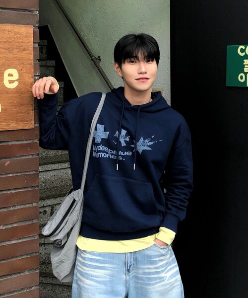 mydeepbluememories（マイディープブルーメモリーズ）の「SYMBOL LOGO GRAPHIC HOODIE (NAVY)（パーカー・レディース・ネイビー・FREE/2）」の2枚目の写真