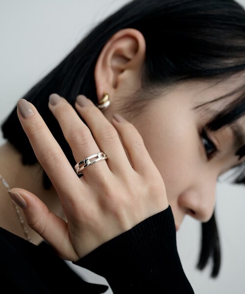 COCOSHNIK ONKITSCH(ココシュニックオンキッチュ)の「シルバー ロングカーブチェーンモチーフリング(16号、18号)(リング・レディース・シルバー・16/18)」の7枚目の写真