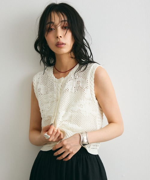 Trish(トリッシュ)の「ループヤーン前開きベスト(ベスト・レディース・ホワイト/ブラック・MEDIUM)」の3枚目の写真