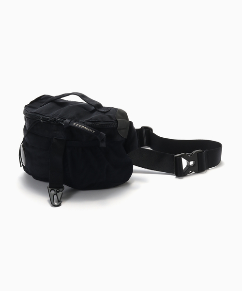 C.P. COMPANY（シーピーカンパニー）の「C.P.Company / シーピーカンパニー NYLON B LENS WAISTBAG（ボディバッグ/ウエストポーチ・メンズ・カーキ/グレー/ネイビー/ブラック・FREE）」の4枚目の写真
