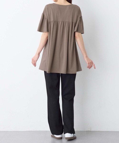 Viola e Viola(ヴィオラエヴィオラ)の「軽やか綿混カットソーキーネックチュニック(チュニック・レディース・ライトブラウン/グレイッシュブルー/スモーキーグリーン系/ブラック/ネイビー・LL/L/M)」の13枚目の写真