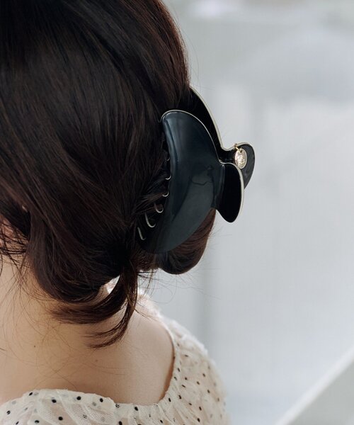 Kastane（カスタネ）の「【fiw.】ロゴチャームバンスクリップ（バレッタ/ヘアクリップ・レディース・ブラウン/ブラック・FREE）」の2枚目の写真