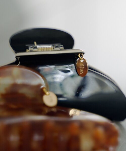 Kastane（カスタネ）の「【fiw.】ロゴチャームバンスクリップ（バレッタ/ヘアクリップ・レディース・ブラウン/ブラック・FREE）」の8枚目の写真