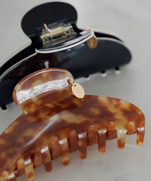 Kastane（カスタネ）の「【fiw.】ロゴチャームバンスクリップ（バレッタ/ヘアクリップ・レディース・ブラウン/ブラック・FREE）」の9枚目の写真