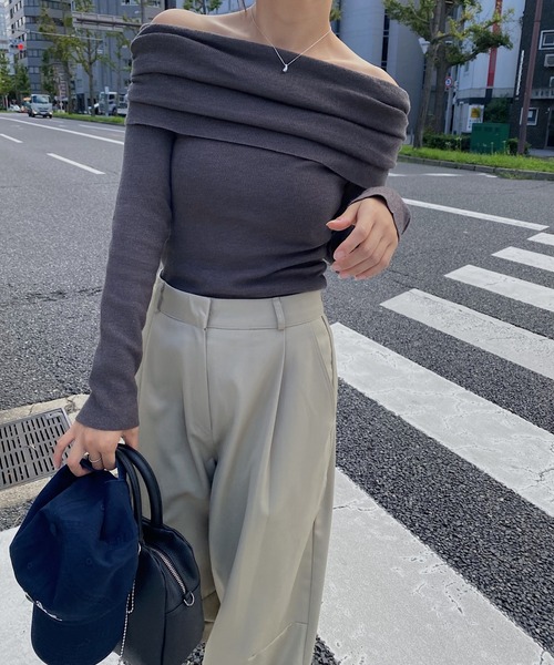 nananamoe(ナナナモエ)の「gather turnup off shoulder knit / ギャザーターンアップオフショルダーニット(ニット/セーター・レディース・チャコールグレー/グレー/アイボリー・FREE)」の2枚目の写真