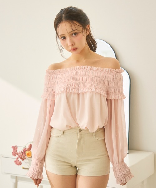 TITTY&CO.（ティティーアンドコー）の「シャーリングフリルラメオフショルダートップス長袖（シャツ/ブラウス・レディース・ベージュ/ピンク・FREE）」の10枚目の写真