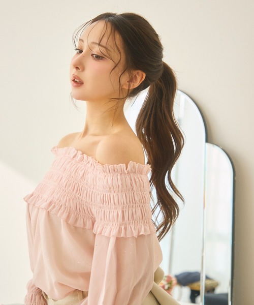 TITTY&CO.（ティティーアンドコー）の「シャーリングフリルラメオフショルダートップス長袖（シャツ/ブラウス・レディース・ベージュ/ピンク・FREE）」の3枚目の写真