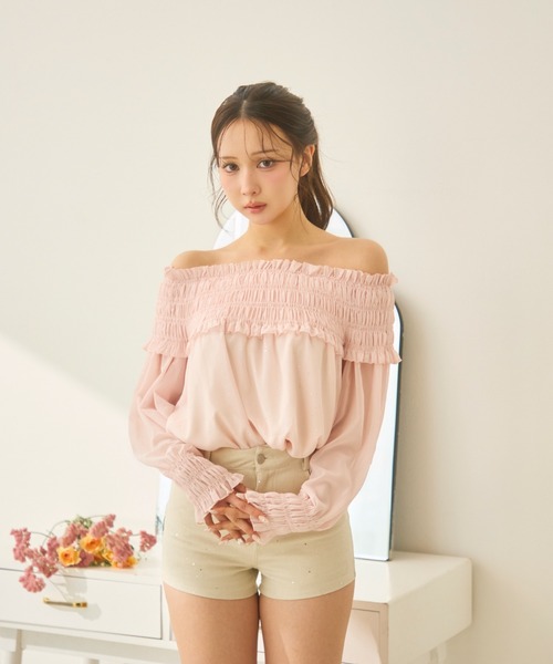 TITTY&CO.（ティティーアンドコー）の「シャーリングフリルラメオフショルダートップス長袖（シャツ/ブラウス・レディース・ベージュ/ピンク・FREE）」の4枚目の写真