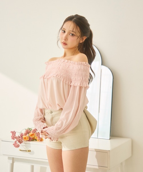 TITTY&CO.（ティティーアンドコー）の「シャーリングフリルラメオフショルダートップス長袖（シャツ/ブラウス・レディース・ベージュ/ピンク・FREE）」の5枚目の写真