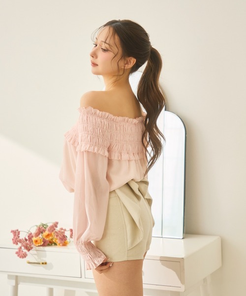 TITTY&CO.（ティティーアンドコー）の「シャーリングフリルラメオフショルダートップス長袖（シャツ/ブラウス・レディース・ベージュ/ピンク・FREE）」の6枚目の写真