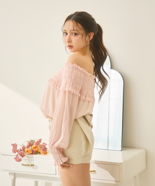 TITTY&CO.（ティティーアンドコー）の「シャーリングフリルラメオフショルダートップス長袖（シャツ/ブラウス・レディース・ベージュ/ピンク・FREE）」の7枚目の写真