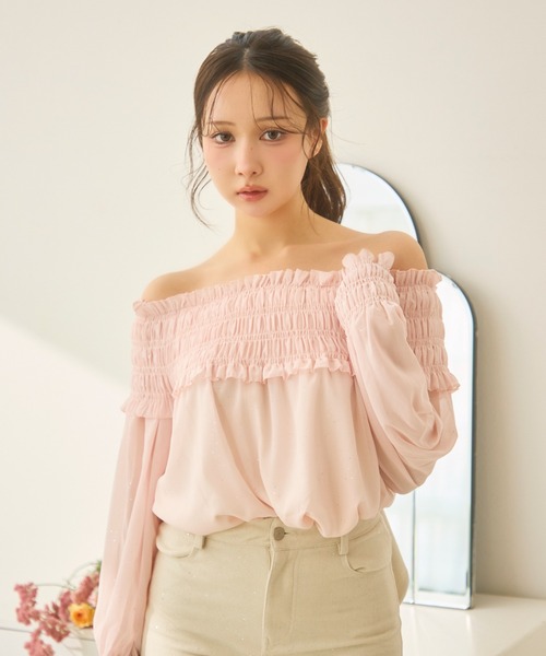 TITTY&CO.（ティティーアンドコー）の「シャーリングフリルラメオフショルダートップス長袖（シャツ/ブラウス・レディース・ベージュ/ピンク・FREE）」の9枚目の写真