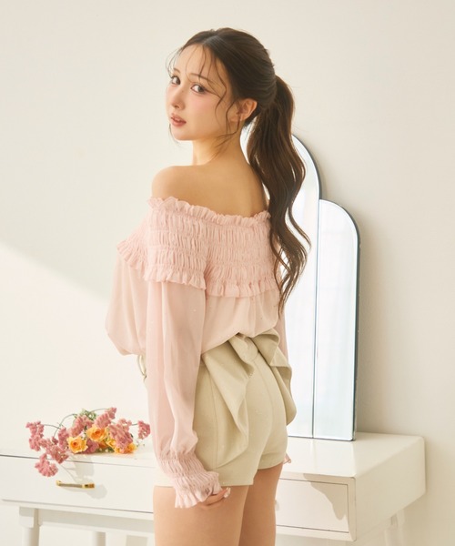 TITTY&CO.（ティティーアンドコー）の「シャーリングフリルラメオフショルダートップス長袖（シャツ/ブラウス・レディース・ベージュ/ピンク・FREE）」の8枚目の写真