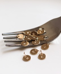 cui-cui（キュイキュイ）の「ゴールド コイン イニシャル チャーム | K10YG（チャーム）」