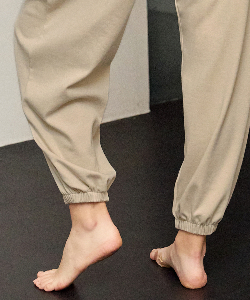 DEVIWEAR(デヴィウェア)の「ジョイ ピンタック ハーレムパンツ DEVI-B0090-オートミール(スウェットパンツ・レディース・オートミール・SMALL/MEDIUM)」の5枚目の写真