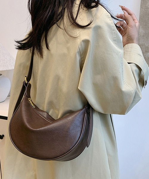 DAY CLOSET(デイ クローゼット)の「【2WAYショルダーストラップ付/マチあり/斜め掛け可】合皮ワンハンドルバッグ レディース(ショルダーバッグ・レディース・キャメル/ブラック/ダークブラウン・ONE SIZE)」の2枚目の写真