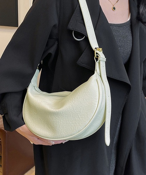 DAY CLOSET(デイ クローゼット)の「【2WAYショルダーストラップ付/マチあり/斜め掛け可】合皮ワンハンドルバッグ レディース(ショルダーバッグ・レディース・キャメル/ブラック/ダークブラウン・ONE SIZE)」の4枚目の写真