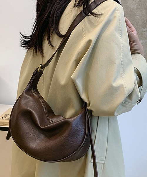 DAY CLOSET(デイ クローゼット)の「【2WAYショルダーストラップ付/マチあり/斜め掛け可】合皮ワンハンドルバッグ レディース(ショルダーバッグ・レディース・キャメル/ブラック/ダークブラウン・ONE SIZE)」の9枚目の写真