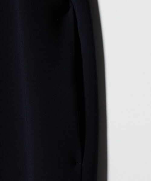 UNITED ARROWS（ユナイテッドアローズ）の「Drapy ショートスリーブ ワンピース ‐ウォッシャブル‐（ワンピース・レディース・ネイビー/ブラック・36/38）」の7枚目の写真