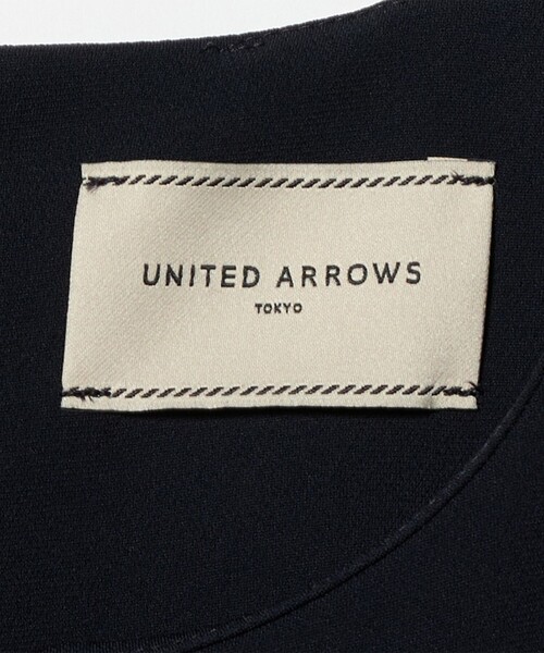 UNITED ARROWS(ユナイテッドアローズ)の「Drapy ショートスリーブ ワンピース ‐ウォッシャブル‐(ワンピース・レディース・ネイビー/ブラック・36/38)」の4枚目の写真