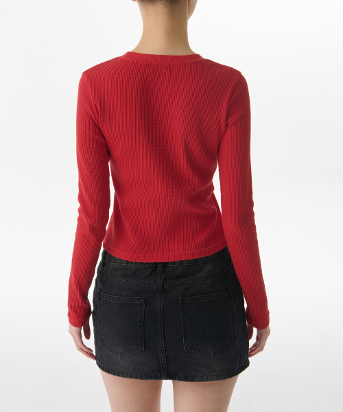 MUSINSA STANDARD WOMAN（ムシンサスタンダードウーマン）の「ウィメンズワッフルスリムクルーネック長袖Tシャツ[レッド]（Tシャツ/カットソー・レディース・その他・X-SMALL/SMALL/MEDIUM/LARGE）」の2枚目の写真