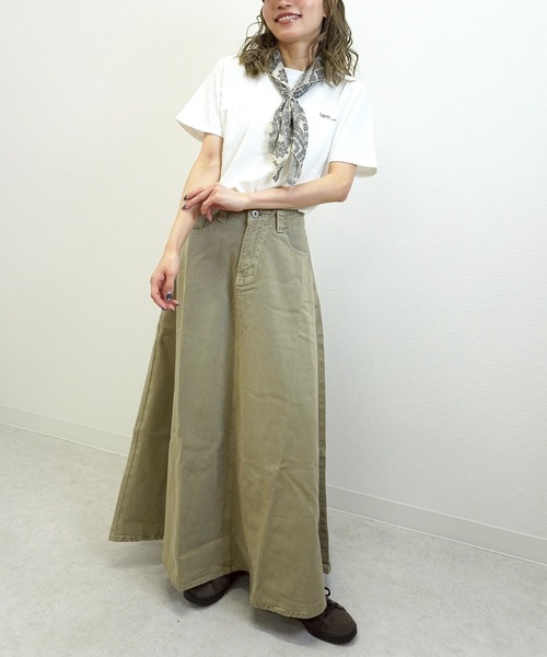 gossara(ゴサラ)の「【コーデのアクセントに】バンダナ風大判スカーフ(ストール/ショール・レディース・ネイビー/アイボリー・FREE)」の13枚目の写真