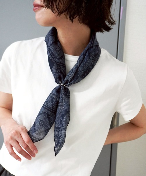 gossara(ゴサラ)の「【コーデのアクセントに】バンダナ風大判スカーフ(ストール/ショール・レディース・ネイビー/アイボリー・FREE)」の9枚目の写真