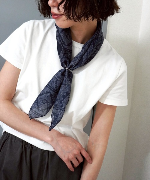 gossara(ゴサラ)の「【コーデのアクセントに】バンダナ風大判スカーフ(ストール/ショール・レディース・ネイビー/アイボリー・FREE)」の8枚目の写真