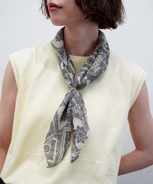 gossara(ゴサラ)の「【コーデのアクセントに】バンダナ風大判スカーフ(ストール/ショール・レディース・ネイビー/アイボリー・FREE)」の6枚目の写真