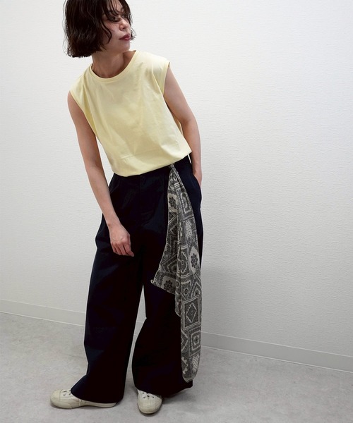 gossara(ゴサラ)の「【コーデのアクセントに】バンダナ風大判スカーフ(ストール/ショール・レディース・ネイビー/アイボリー・FREE)」の4枚目の写真
