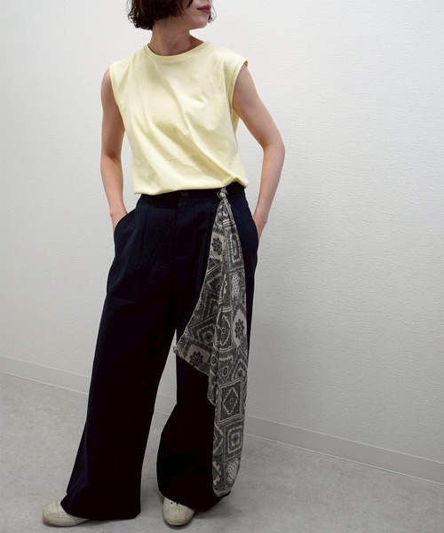 gossara(ゴサラ)の「【コーデのアクセントに】バンダナ風大判スカーフ(ストール/ショール・レディース・ネイビー/アイボリー・FREE)」の3枚目の写真