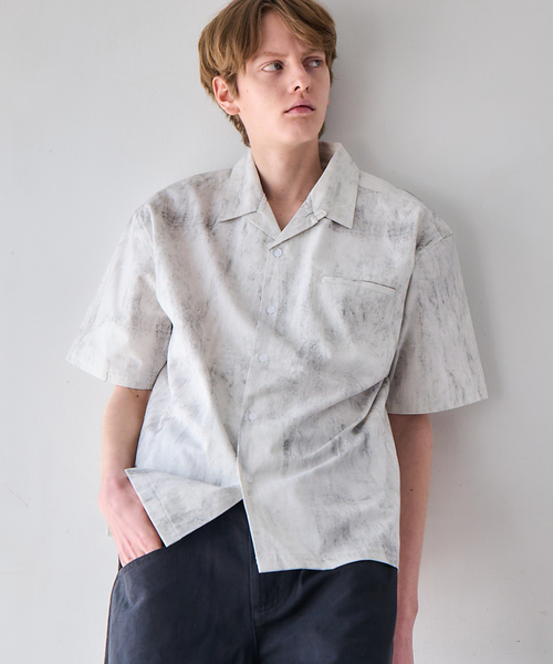 OSKR(オーエスケーアール)の「OSKR / オーエスケーアール Open Collar Graphic Print S/S Shirt(シャツ/ブラウス・メンズ・ホワイト/ブラック・MEDIUM/LARGE)」の2枚目の写真